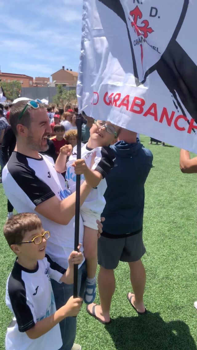 Felicidades @rcdcarabanchel por el ascenso!

Gracias por hacernos serie en casa 🖤🤍

#caravanchel @aleejooo1