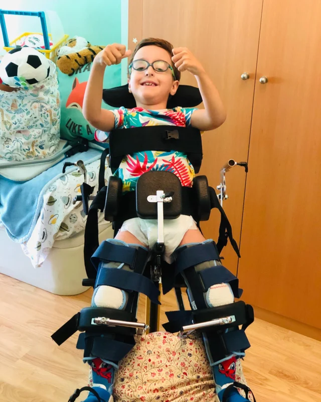 Dos semanas de la operación y aquí sigue adelante mi Mariete ❤️

Empezamos a ver la luz jejeje 😅 ha sido complicado pero Mariete nunca se rinde 💪🏻

Gracias a nuestra familia y amigo por acompañarnos, a todos los que habéis preguntado por él y a Yaiza @fisioterapianeuroglia por ayudarnos tanto, siempre dispuesta acompañándonos a cada paso ❤️

En breve tenemos a Mariete dando guerra jeje a seguir trabajando y esperando la consulta de la semana que viene 🙏🏻